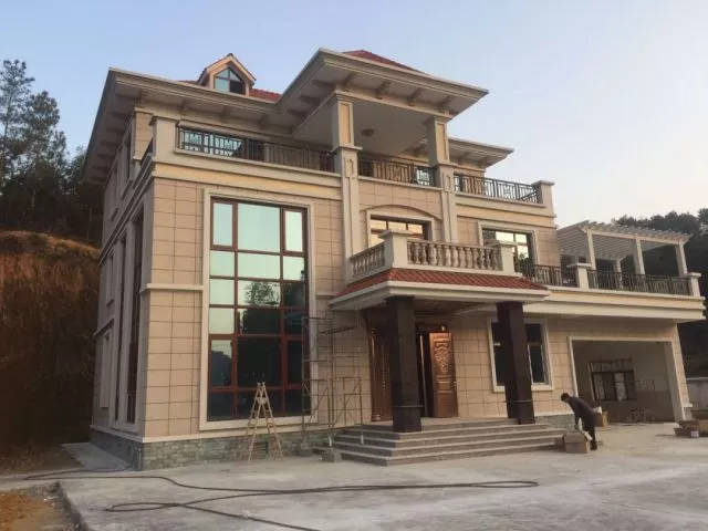 真石漆分格、底漆、罩面漆施工及噴涂厚度